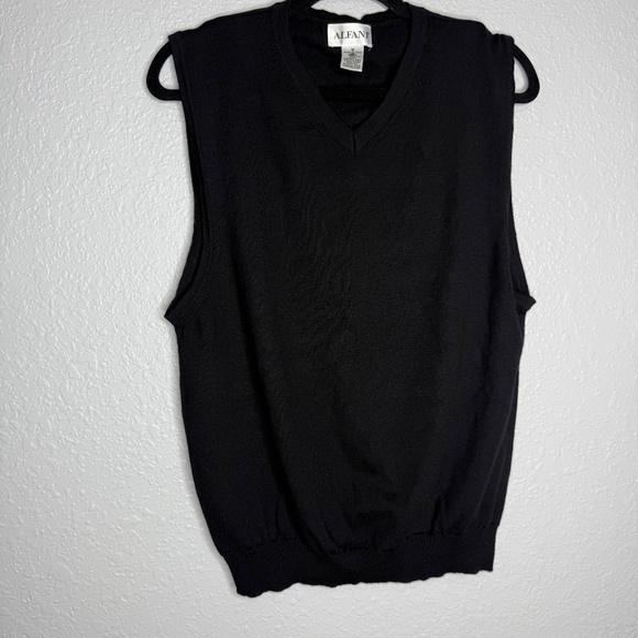 Vintage Men's Alfani Black V-neck sweatr vest 100% wool size Medium - Picture 2 of 8